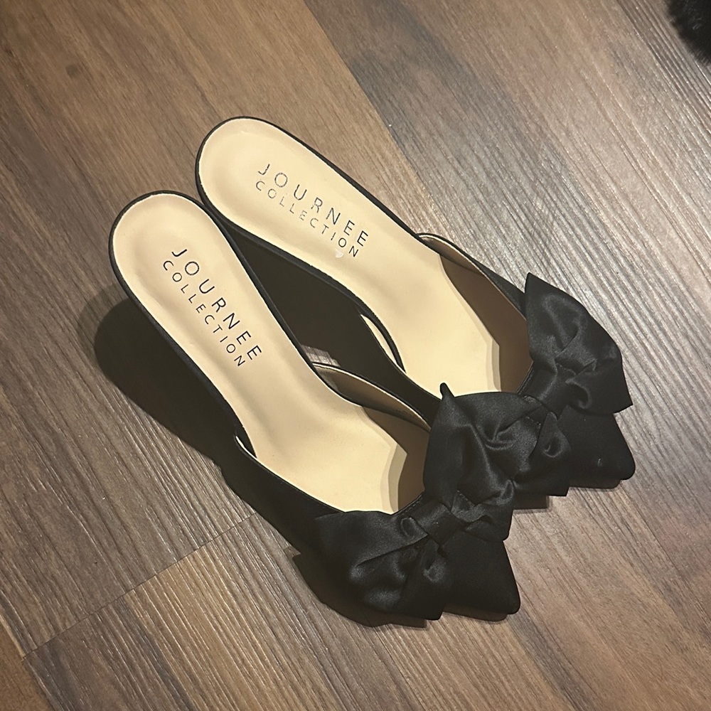 Journee Collection Women's Black Bow mittens heels